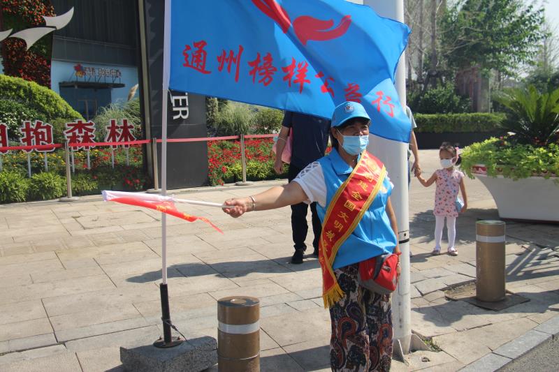 <strong>操老黑逼白浆直冒</strong>